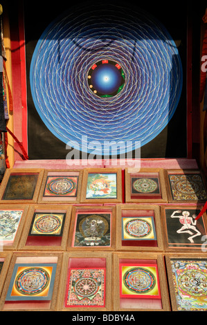 Mandala bouddhiste tibétain vente dans le bazar marché près de temple shrine temple bouddhiste Boudhanath Banque D'Images