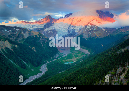 Lever du soleil au lever du soleil sur le Mont Rainier avec la rivière Blanche ci-dessous Banque D'Images