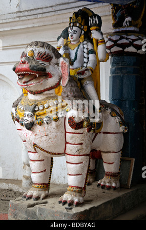 Lion de pierre monté par parvati épouse Shiva garde Entrée de Hanuman Dhoka, ancien Palais Royal, Durbar Katmandou Népal Banque D'Images