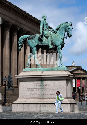 Statue de Prince Albert Mari et Prince Consort de la Reine Victoria sur une plinthe en dehors de St Georges Hall à Liverpool Banque D'Images