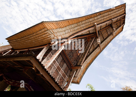 Tana Toraja de Sulawesi Indonésie traditionnelles tongkonan Bebo grange riz réalisés selon des techniques de construction Banque D'Images