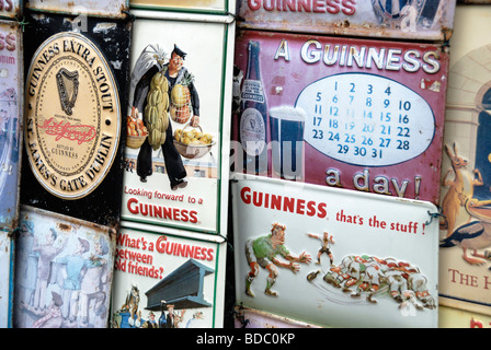 De nombreux vieux tin les panneaux publicitaires la promotion de la bière Guinness Banque D'Images