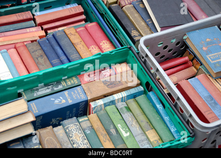 Caisses de livres anciens sur une échoppe de marché London England Banque D'Images