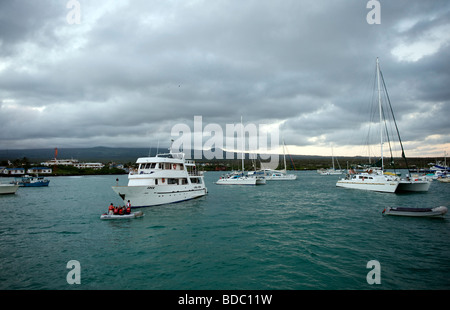 Soir ciel gris plus de bateaux dans la baie de Puerto Ayora, Santa Cruz, Galapagos, Equateur, Amérique du Sud. Banque D'Images