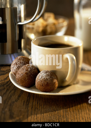 Café noir avec donut balls Banque D'Images