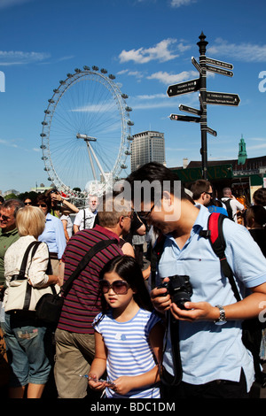 Les touristes se rassemblent sur le pont de Westminster au centre de Londres. Avec le London Eye et d'autres attractions, c'est une zone touristique animée. Banque D'Images