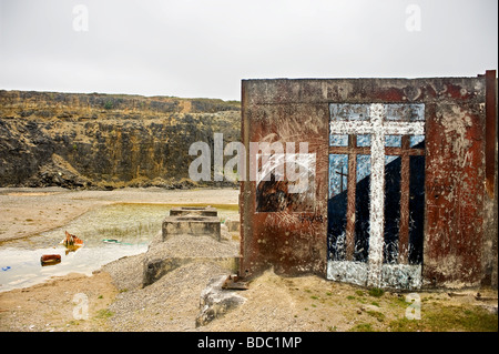 Graffiti sur un mur d'un bâtiment ancien dans une carrière abandonnée à galles Photo par Gordon 1928 Banque D'Images