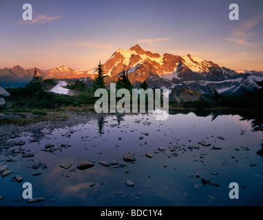 Le mont Shuksan (9131 pieds, 2783 mètres) reflète dans le Tarn de Table Mountain au coucher du soleil, le mont Baker Wilderness Washington Banque D'Images