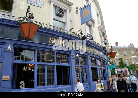 Un soleil éclatant dans un pub de Notting Hill Portobello Road London England Banque D'Images