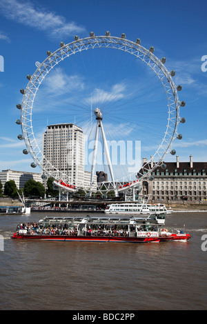 Excursion en bateau dans le centre de Londres. Avec le London Eye et d'autres attractions, c'est une zone touristique animée. Banque D'Images