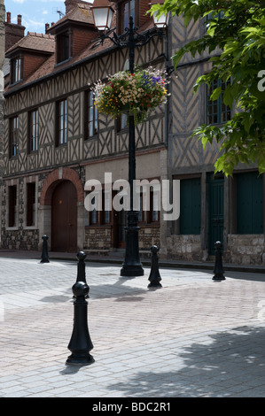 Place de Saint Léonard près de l'église Saint-Léonard de Honfleur , France Banque D'Images