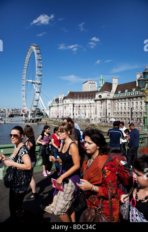 Les touristes se rassemblent sur le pont de Westminster au centre de Londres. Avec le London Eye et d'autres attractions, c'est une zone touristique animée. Banque D'Images