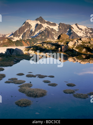 Le mont Shuksan (9131 pieds, 2783 mètres) reflète dans le Tarn de Table Mountain au coucher du soleil, le mont Baker Wilderness Washington Banque D'Images