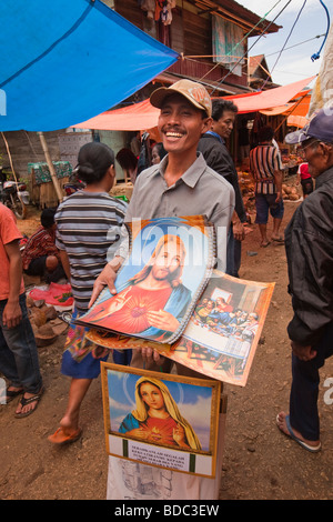 Tana Toraja de Sulawesi Indonésie village Totumbang marché hebdomadaire affiches religieuses à vendre Banque D'Images