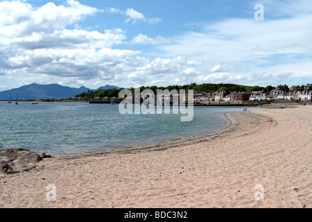 Plage à Millport Grand (Cumbrae) Ecosse Ayrshire avec montagnes Arran fournissant une toile de fond Banque D'Images