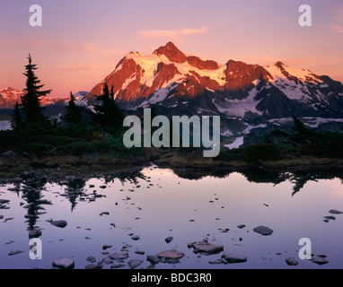 Le mont Shuksan (9131 pieds, 2783 mètres) reflète dans le Tarn de Table Mountain au coucher du soleil, le mont Baker Wilderness Washington Banque D'Images