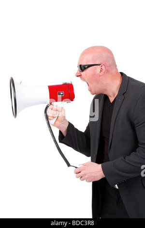 L'homme à la tête chauve de crier dans un mégaphone Banque D'Images