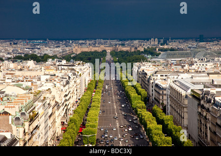Les Champs Elysées et la vue de Paris du haut de l'Arc de Triomphe, France Banque D'Images