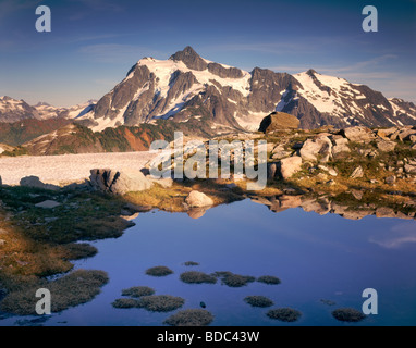 Le mont Shuksan (9131 pieds, 2783 mètres) reflète dans le Tarn de Table Mountain au coucher du soleil, le mont Baker Wilderness Washington Banque D'Images