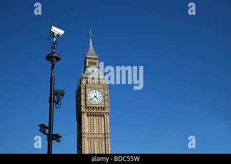 Big Ben et de la Vidéosurveillance Caméra de surveillance. Les chambres du Parlement, Westminster London. Des caméras de sécurité couvrent l'ensemble de la ville. Banque D'Images