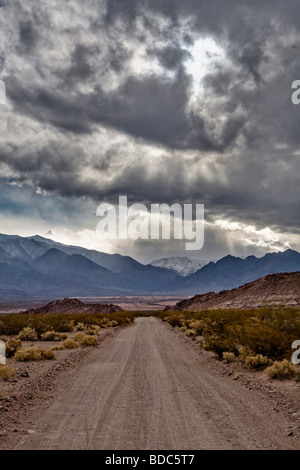 La route de gravier de Villavicencio à Uspallata à Mendoza, Argentine Banque D'Images