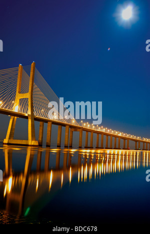 Portugal, Lisbonne : pont Vasco da Gama, par nuit Banque D'Images