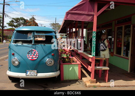 Volkswagen microbus avec logo VW peint avec des stars and stripes stationné dans Oahu Haleiwa Hawaii Banque D'Images