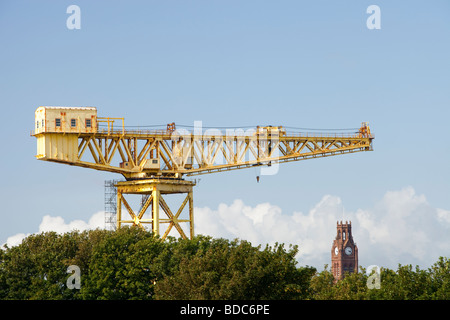 Une grue dans les chantiers navals de Barrow in Furness avec Barrow Town Hall derrière Cumbria UK Banque D'Images