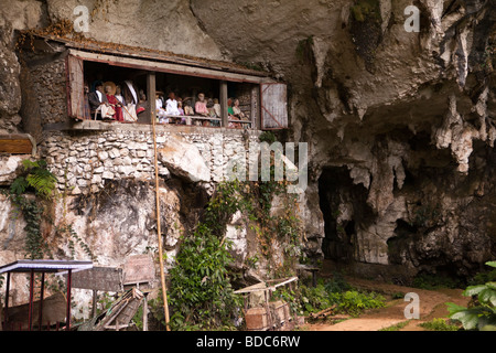 Tana Toraja de Sulawesi Indonésie village Londa tau tau effigie chiffres dans un balcon au-dessus de la grotte funéraire Banque D'Images