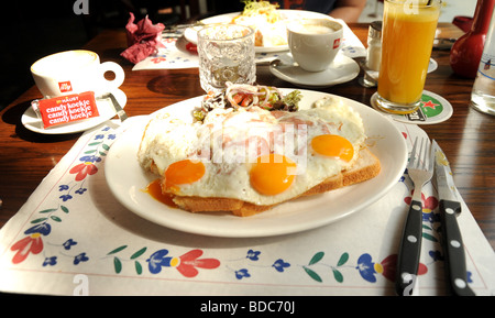 Oeufs brouillés sur pain grillé servi dans un café à Amsterdam, Hollande. Banque D'Images