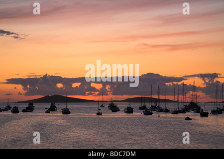 Soleil sur le port de Hugh Town sur l'île de St Mary's sur les îles Scilly. L'Angleterre Banque D'Images