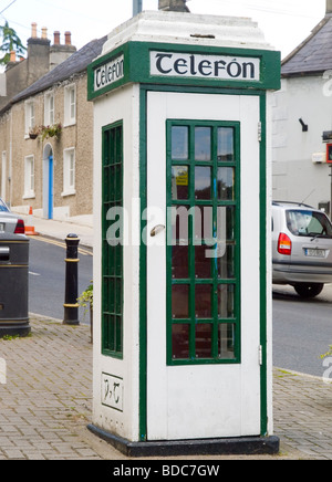 Un livre vert et blanc téléphone irlandais fort, situé dans le joli village d'Enniskerry, comté de Wicklow, Irlande Banque D'Images