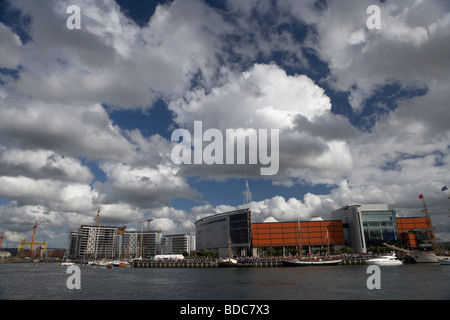 Immeuble odyssée titanic quarter apartments et la rivière Lagan, au cours de la visite des grands voiliers à Belfast en 2009 Banque D'Images