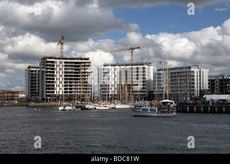 Immeuble odyssée titanic quarter apartments et la rivière Lagan, au cours de la visite des grands voiliers à Belfast en 2009 Banque D'Images