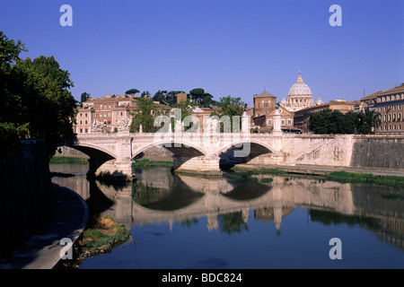 Italie, Rome, Tibre, Ponte Vittorio Emanuele II et basilique Saint-Pierre Banque D'Images