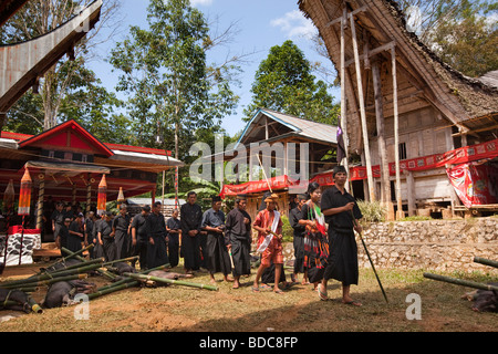 Tana Toraja de Sulawesi Indonésie Bebo Torajan habillé traditionnellement funéraire deuil famille processing Banque D'Images