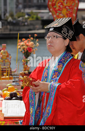 Prêtre taoïste pour les cérémonie de purification au Bateau Dragon Races-Victoria annuel, en Colombie-Britannique, Canada. Banque D'Images