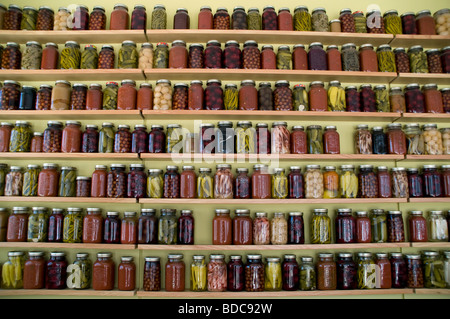 Un mur d'affichage de légumes marinés préserve et sauces dans des pots Mason dans un restaurant à Toronto, au Canada. Banque D'Images
