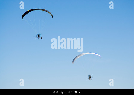 Un vol en parapente contre un ciel bleu clair Banque D'Images