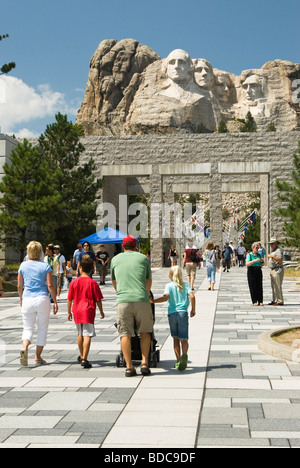 Les familles visitant Mount Rushmore National Memorial dans le Dakota du Sud Banque D'Images