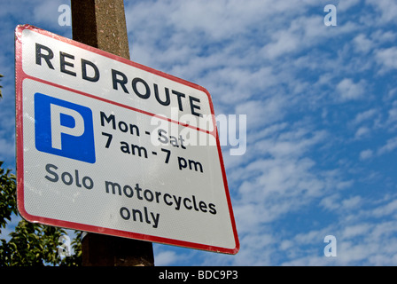 La signalisation routière pour un london red route avec restrictions de stationnement pour les motos solo, dans l'est de sheen, Londres, Angleterre Banque D'Images