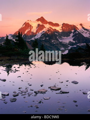 Le mont Shuksan (9131 pieds, 2783 mètres) reflète dans le Tarn de Table Mountain au coucher du soleil, le mont Baker Wilderness Washington Banque D'Images