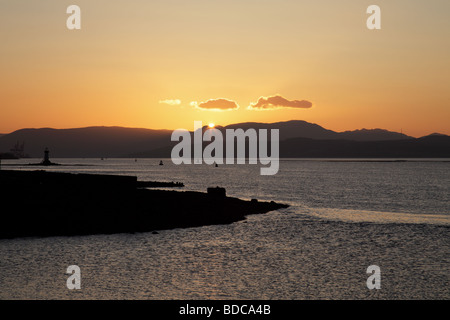 Coucher de soleil sur le Firth of Clyde, vue depuis Port Glasgow, Écosse, Royaume-Uni Banque D'Images