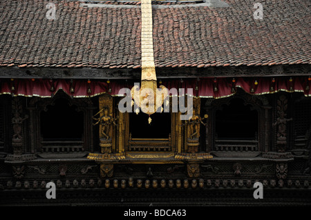 Détail du toit du palais de la déesse vivante Kumari Ghar durbar square site du patrimoine mondial de l'Katmandou Népal Banque D'Images