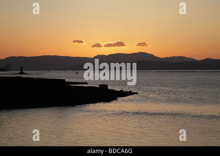 Coucher de soleil sur le Firth of Clyde, vue depuis Port Glasgow, Écosse, Royaume-Uni Banque D'Images