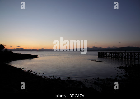 Coucher de soleil sur le Firth of Clyde, vue depuis Port Glasgow, Écosse, Royaume-Uni Banque D'Images