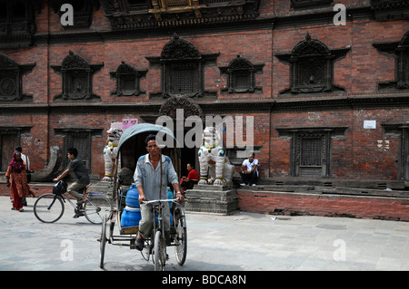 Extérieur de la palais de la déesse vivante Kumari Ghar durbar square site du patrimoine mondial de l'Katmandou Népal Banque D'Images