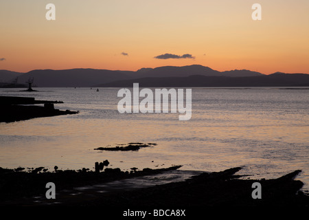 Coucher de soleil sur le Firth of Clyde, vue depuis Port Glasgow, Écosse, Royaume-Uni Banque D'Images