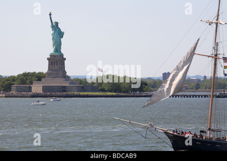 Statue de la liberté et une boutique de voile dans le port de New York mew Banque D'Images