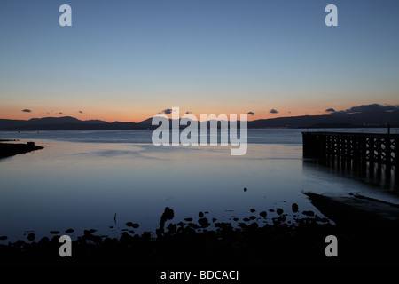 Coucher de soleil sur le Firth of Clyde, vue depuis Port Glasgow, Écosse, Royaume-Uni Banque D'Images